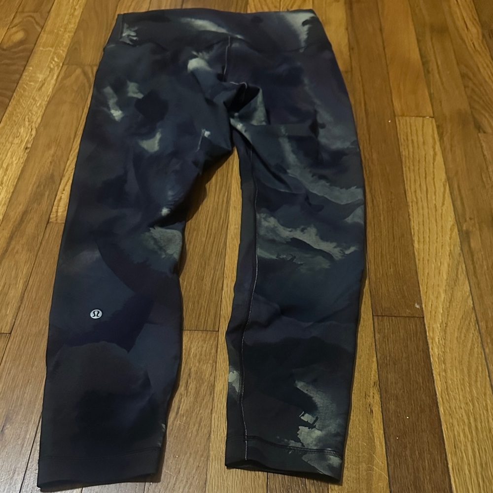 lululemon Navy and Slate Cloud Print Cropped Leggings